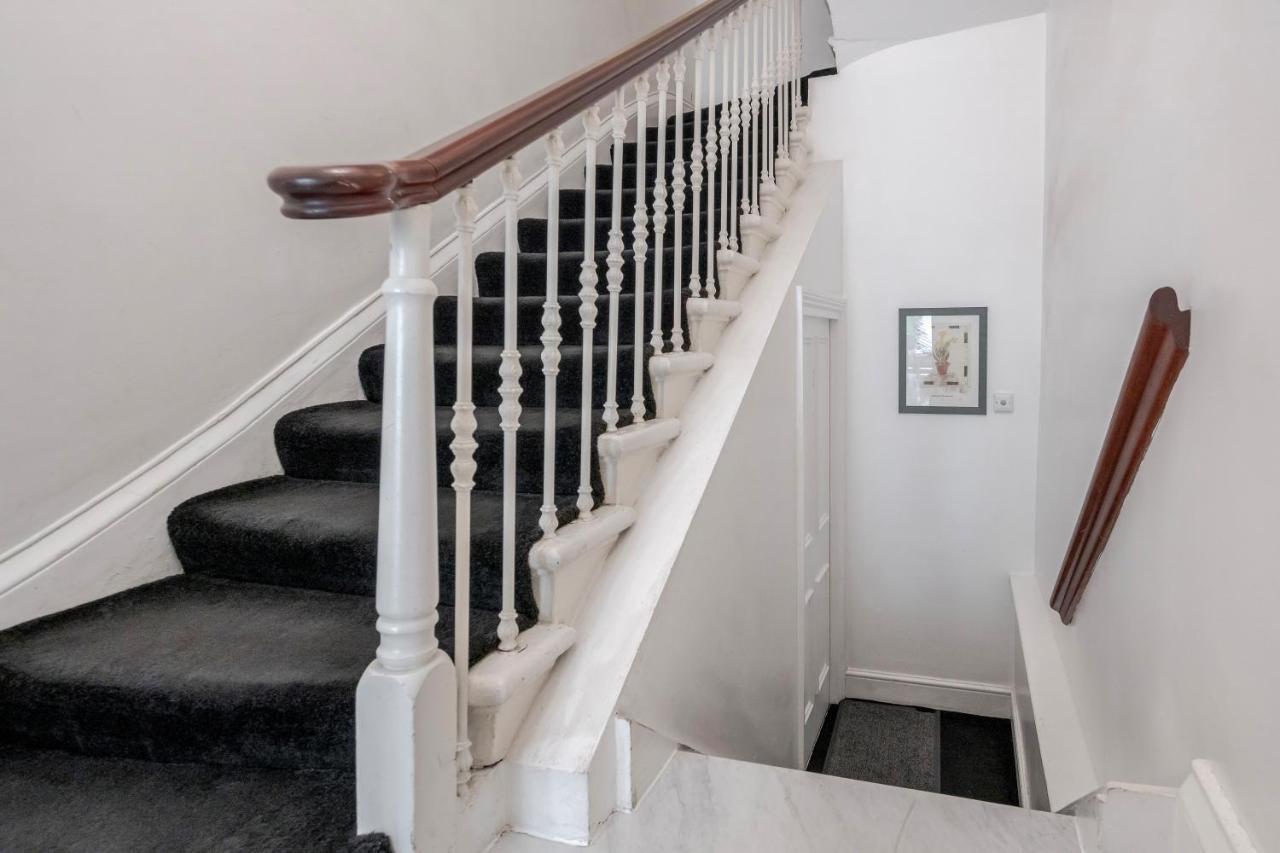 Oxford Street Homestay Лондон Екстер'єр фото