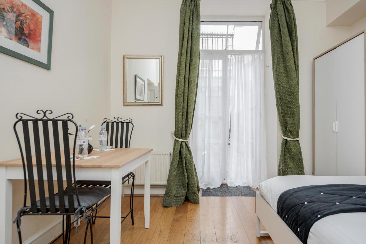Oxford Street Homestay Лондон Екстер'єр фото
